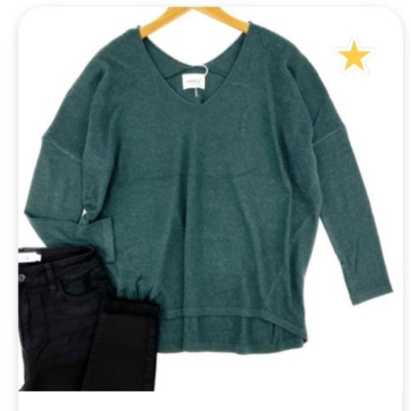 Andree Sweaters - Women’s Boutique Lightweight V Neck Sweater Size Medium